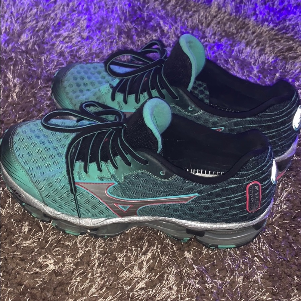 Road runners shoes barely worn